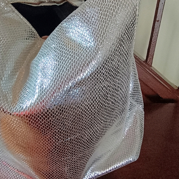 Elegant Silver Women's Shoulder Bag - Picture 2 of 9